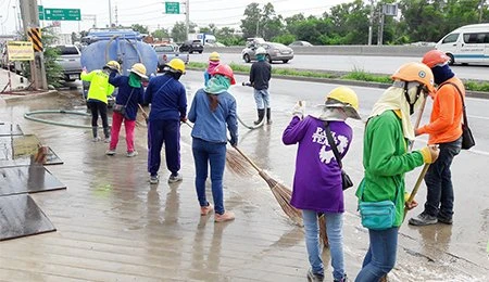 “Cleaning Public Road near D-182 Project, Pathum Thani”