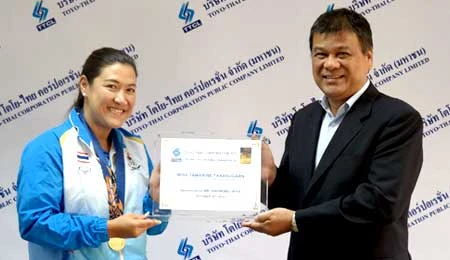 TOYO-THAI DONATES ENGINEERING HANDBOOKS TO CENTRAL LIBRARY AT KMITL