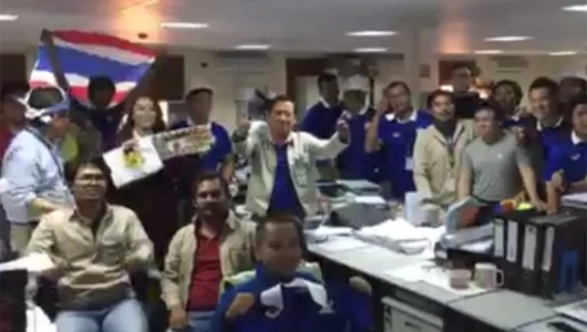 บรรยากาศของแฟนบอลชาวไทย ที่ประเทศกาตาร์ ภายในไซต์งานผลิตน้ำประปาจากทะเลของ บ.ทีทีซีแอล จำกัด (มหาชน) ที่เปิดโอกาสให้พนักงานได้เตรียมตัวไปเชียร์ฟุตบอลอย่างเต็มที่ในค่ำวันนี้